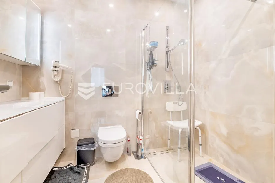 ban centar, luksuzan, komforan trosoban stan površine 105 m² garaža - slika 7