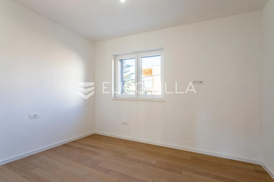 vodice, novogradnja, prostran stan u centru mjesta, 131,62 m² - slika 7