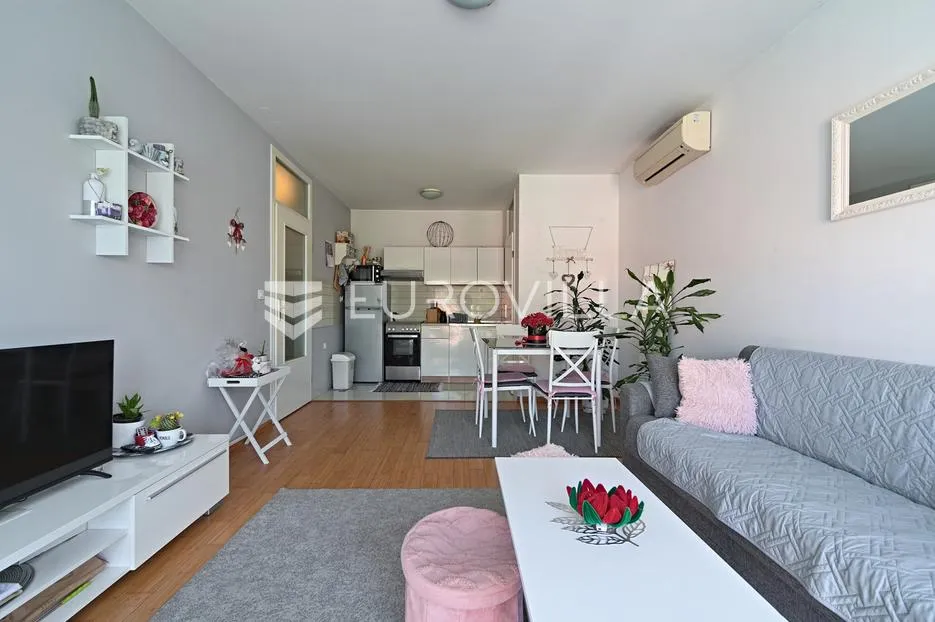 osijek, gornji grad, prodaja elegantnog dvosobnog stana u novijoj zgradi, površine 47,36 m² - slika 2
