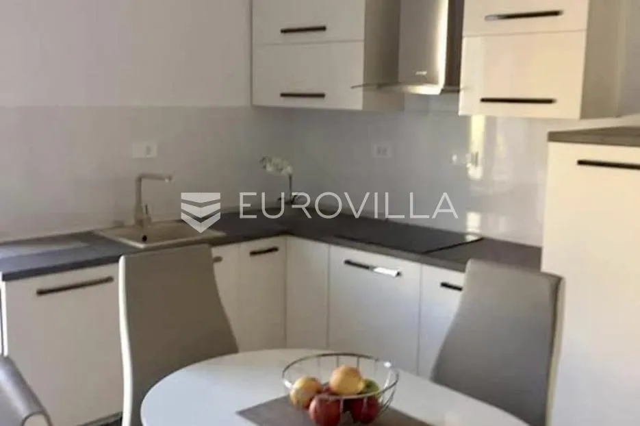 rijeka, centar, adaptiran četverosoban stan površine 114.08 m², balkon - slika 2