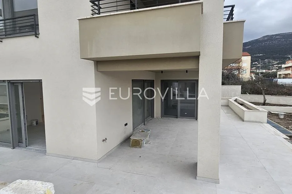 kaštel stari luksuzan stan 77 m² s velikom terasom i vrtom - slika 6