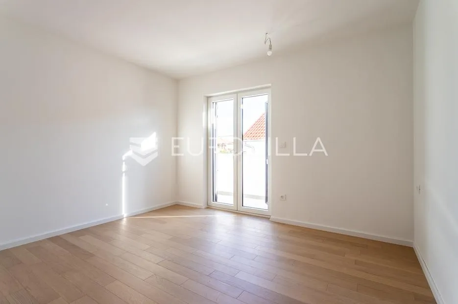 vodice, novogradnja, penthouse s krovnom terasom i pogledom na more, 141,80 m² - slika 12