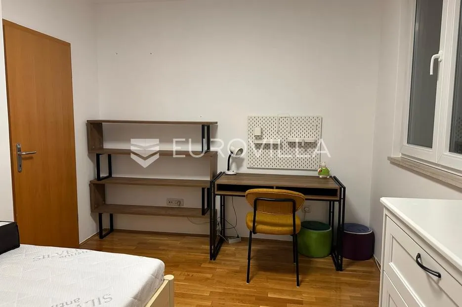 split, mertojak, trosoban namješten stan za dugoročan najam - slika 13