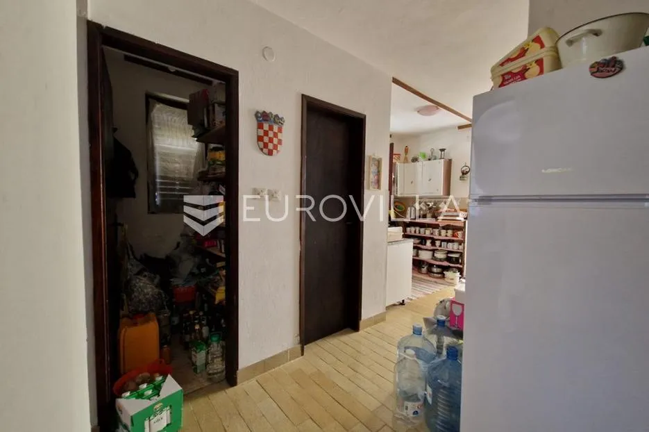 vir, apartmanska kuća s 3 jedinice, velikom okućnicom i potencijalom za bazen blizu centra - slika 12