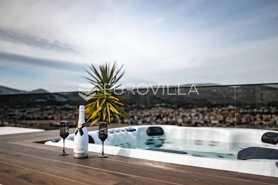 luksuzna vila s panoramskim pogledom na trogir i more - slika 28