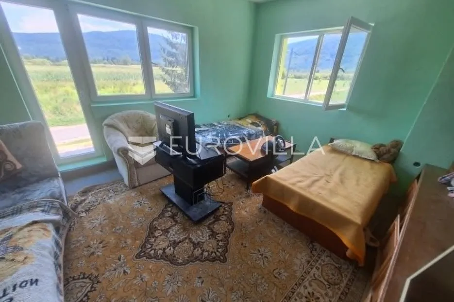 plaški, kuća 320 m², energetski obnovljena, mirna lokacija - slika 8