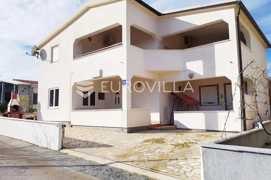 vir, 100m od mora, kuća s 4 apartmana i pogledom na more - slika 1