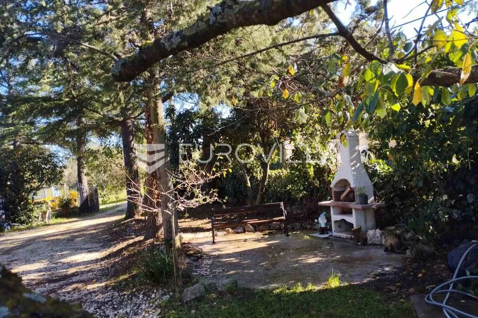 istra, poreč, kuća s dva stana, okućnicom i građevinskim terenom od 1687 m², prilika - slika 7