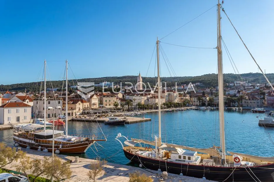 Brač, Supetar - zemljište s građevinskom dozovolom za gradnju stambene zgrade