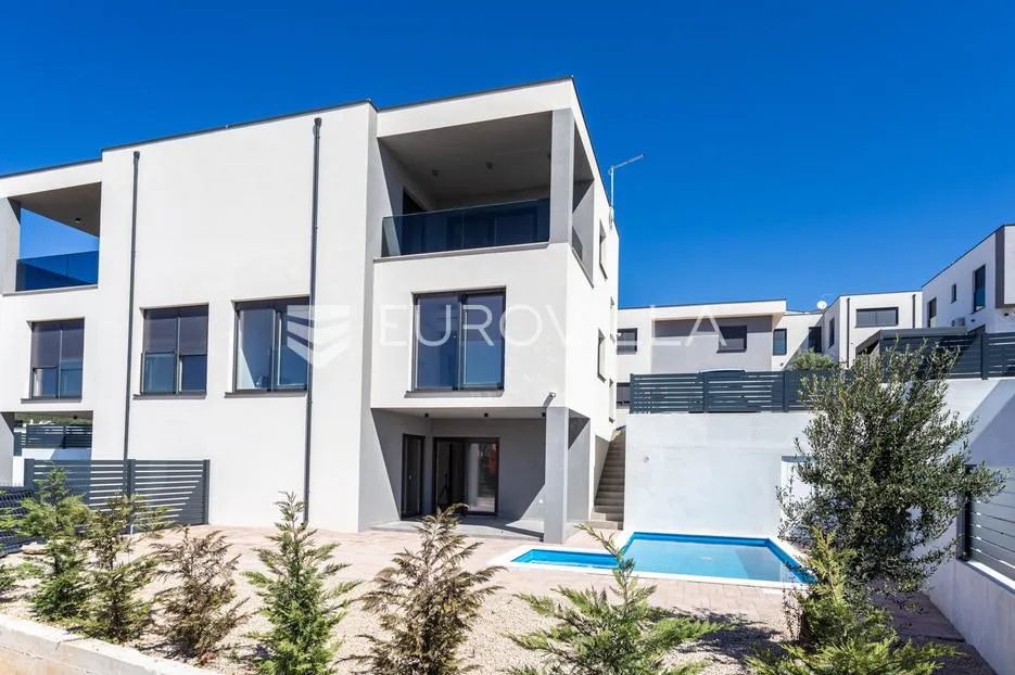 Vodice, moderna dvojna kuća s bazenom, novogradnja 169,89 m²