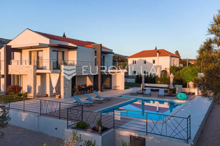 šibenik, prekrasna villa s bazenom i košarkaškim igralištem - slika 5