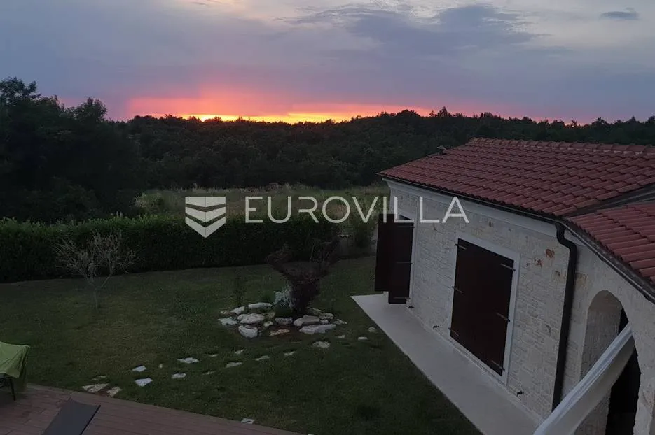 istra, tinjan, predivna kamena vila s bazenom na velikoj uređenoj okućnici, pogled na prirodu - slika 32