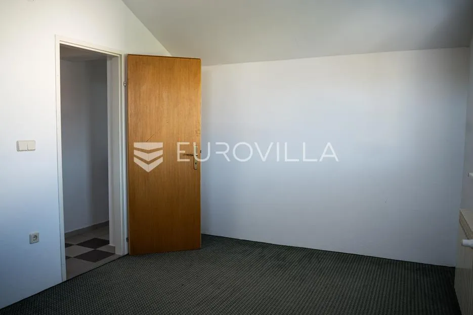 županja, prostrana obiteljska kuća površine 180 m² na parceli od 788 m² u mirnoj ulici - slika 11