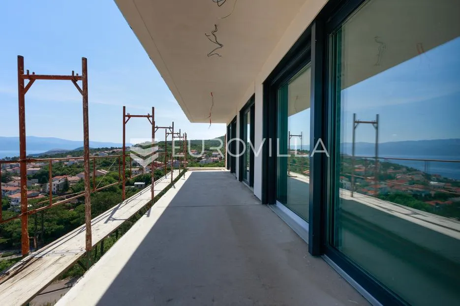 otok krk, vrbnik, moderan stan s pogledom na more, dodatnim studio prostorom i okućnicom - slika 12