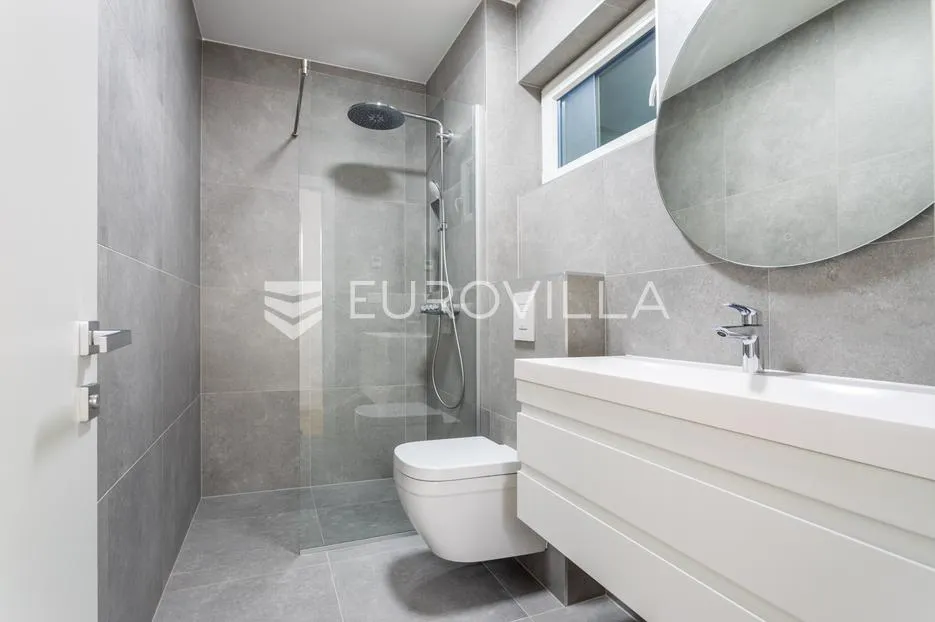 vodice, novogradnja, prostran apartman s dvorištem u centru mjesta, 148,24 m² - slika 10