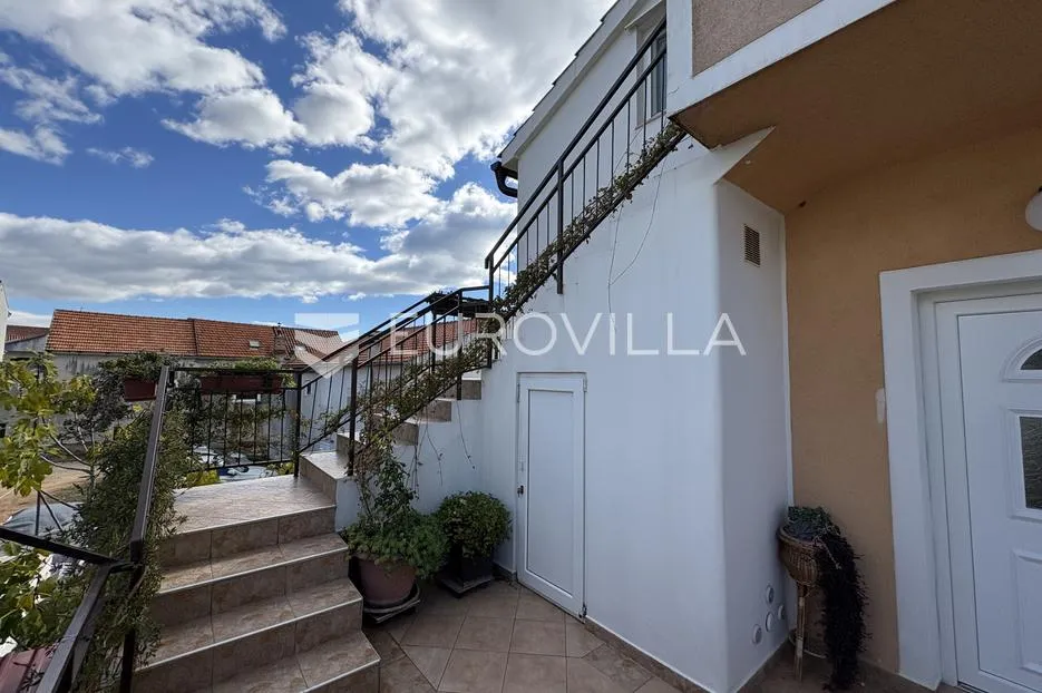 vodice, kuća s 5 apartmana, 278 m² - slika 30