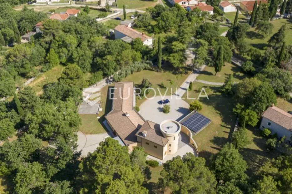 unikatna dvorac, vila u istri, barban okolica, s bazenom i prostranom okućnicom - slika 5