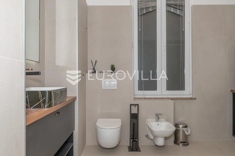 rijeka, centar, prostrani dvosoban stan 84 m², balkon - slika 8
