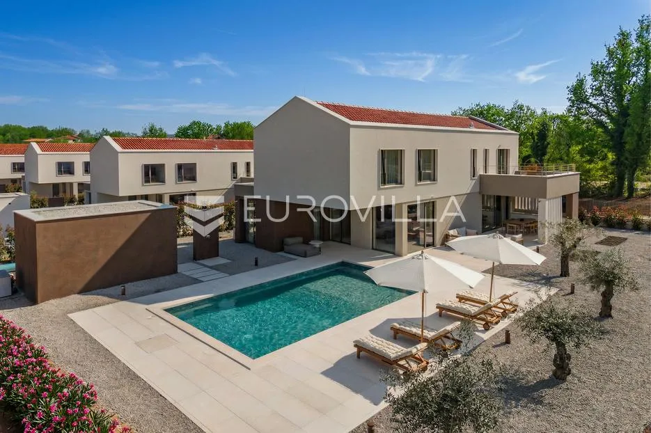 istra, labin, vrhunska moderna villa "e", grijani bazen 48 m², 2642 m² uređene okućnice - slika 16