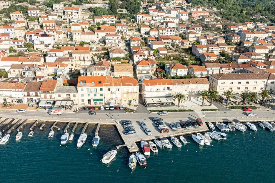 otok korčula, vela luka, kamena kuća u centru mjesta - slika 2