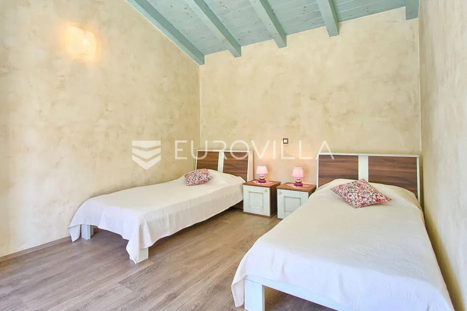 istra, poreč - elegantna kamena vila s bazenom, iznimno kvalitete gradnje - slika 25