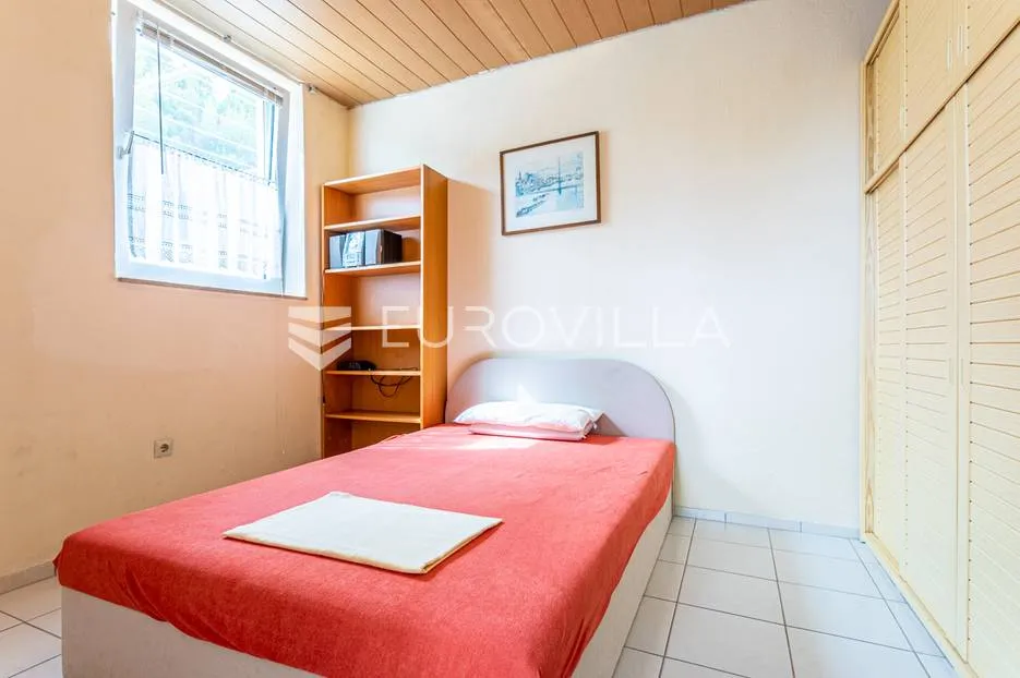 omiška rivijera- lokva rogoznica, apartmanska kuća s 8 stanova, udaljena 300 m od mora. - slika 47