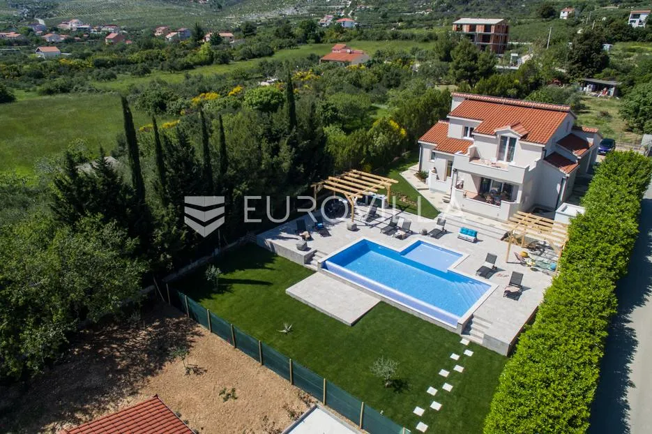 Trogir - Plano, kuća s bazenom na mirnoj lokaciji - Plano, Trogir