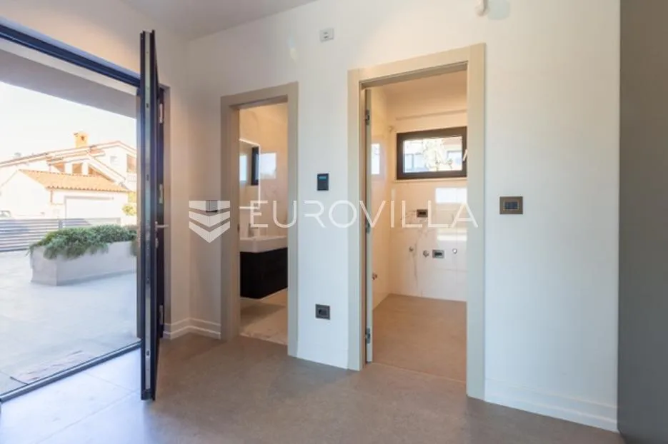 fažana, moderna vila 275 m² na velikoj besprijekornoj okućnici s grijanim bazenom - slika 14