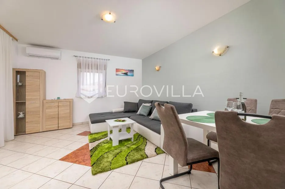 malinska, adaptirana kuća s tri stana 280,72 m², 800m od mora - slika 2