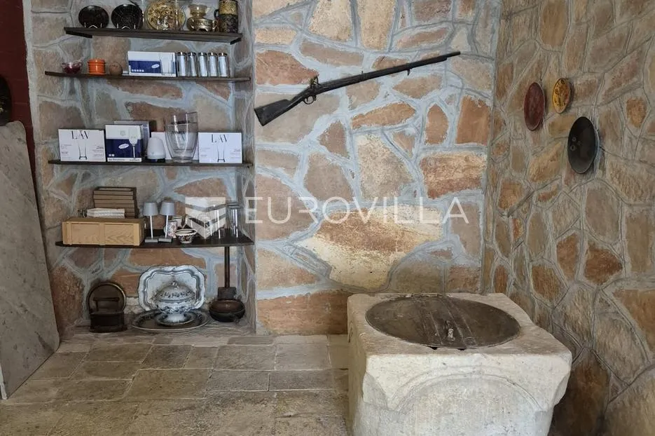 brač, milna, dvojna kamena kuća s uhodanim restoranom, prvi red do mora - slika 4