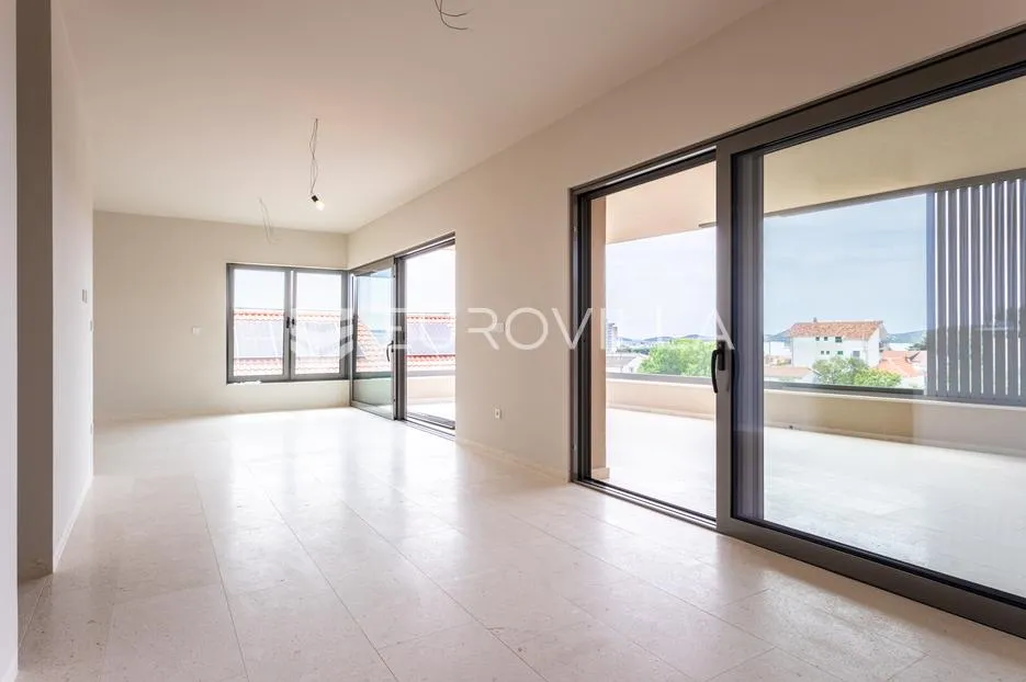 Vodice, luksuzan trosoban penthouse, 157,59 m² s panoramskim pogledom na more i prostranim terasama