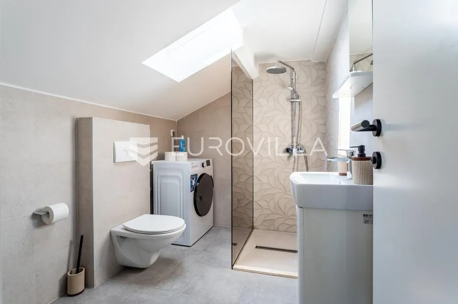 rogoznica, zečevo, kuća s 4 stana i podrumom, 366,81 m² - slika 14