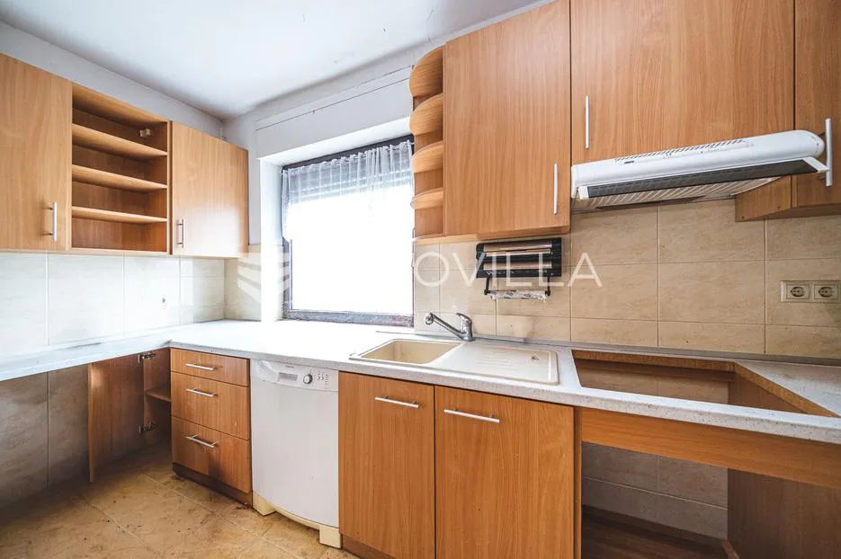 zagreb, lučko, obiteljska kuća s dva stana na parceli površine 1848 m² - slika 17