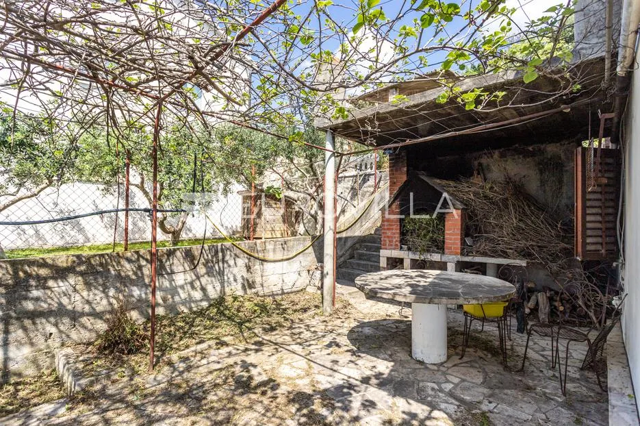 kaštel stari, samostojeća prizemnica površine 74 m², položena na zemljištu površine 1017 m² - slika 5