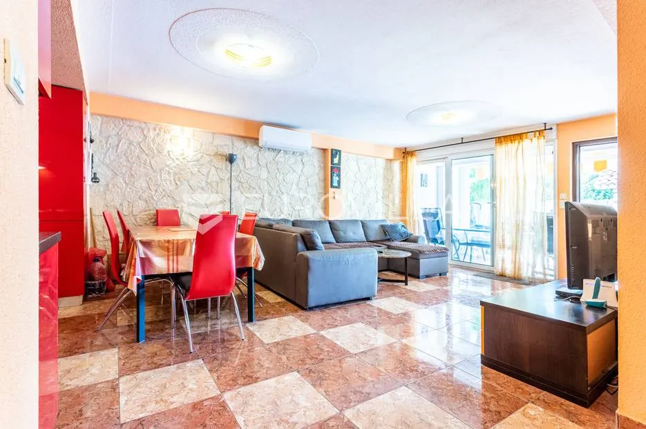 vinišće, kuća s s bazenom i 6 apartmana uz zemljište 1.000 m2 - slika 15