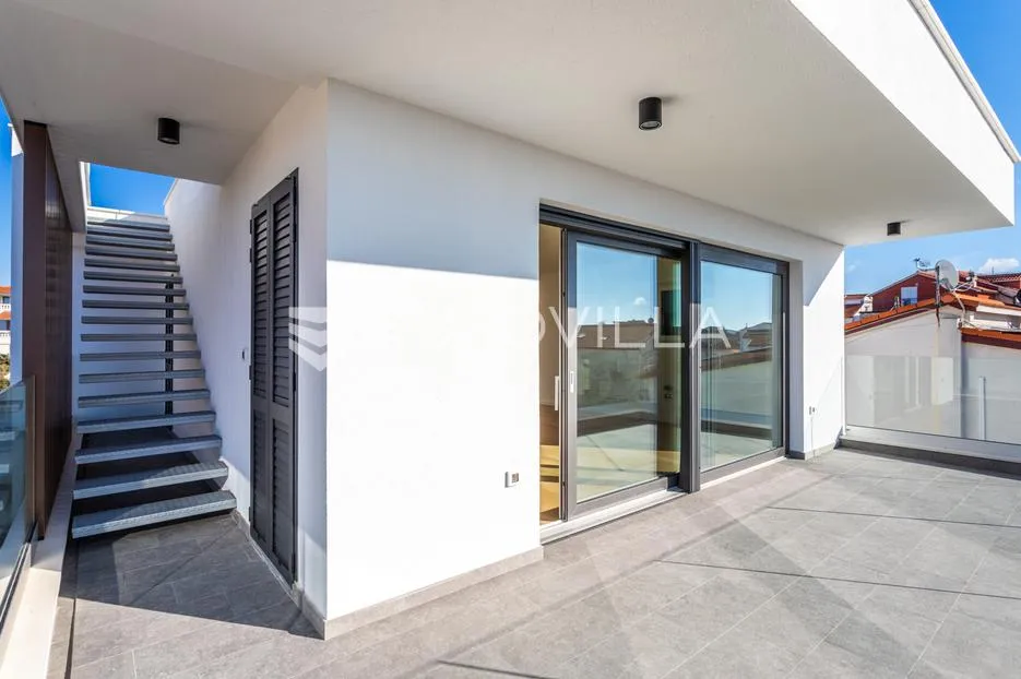 vodice, novogradnja, penthouse s krovnom terasom i pogledom na more, 141,80 m² - slika 18