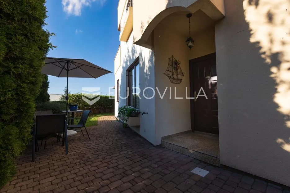 krk, malinska, trosoban stan 72 m² s privatnom okućnicom od 96 m² i parkingom - slika 23