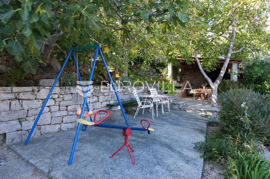 bol na braču - apartmanska kuća s građevinskim zemljištem - slika 5
