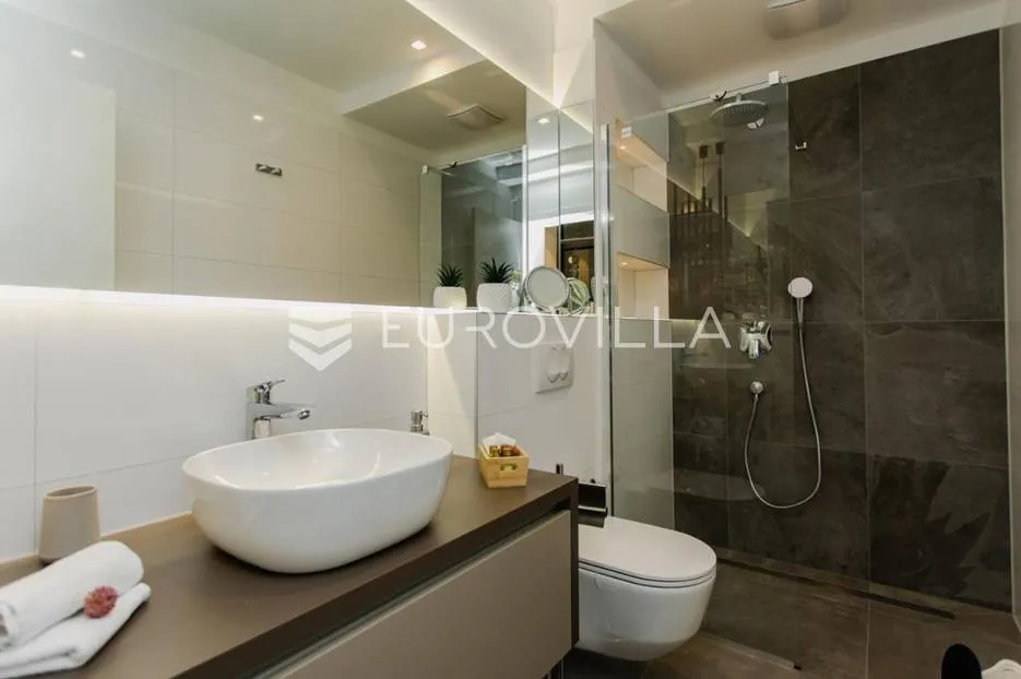 split, žnjan, luksuzno uređen dvosoban stan s jacuzzijem - slika 16