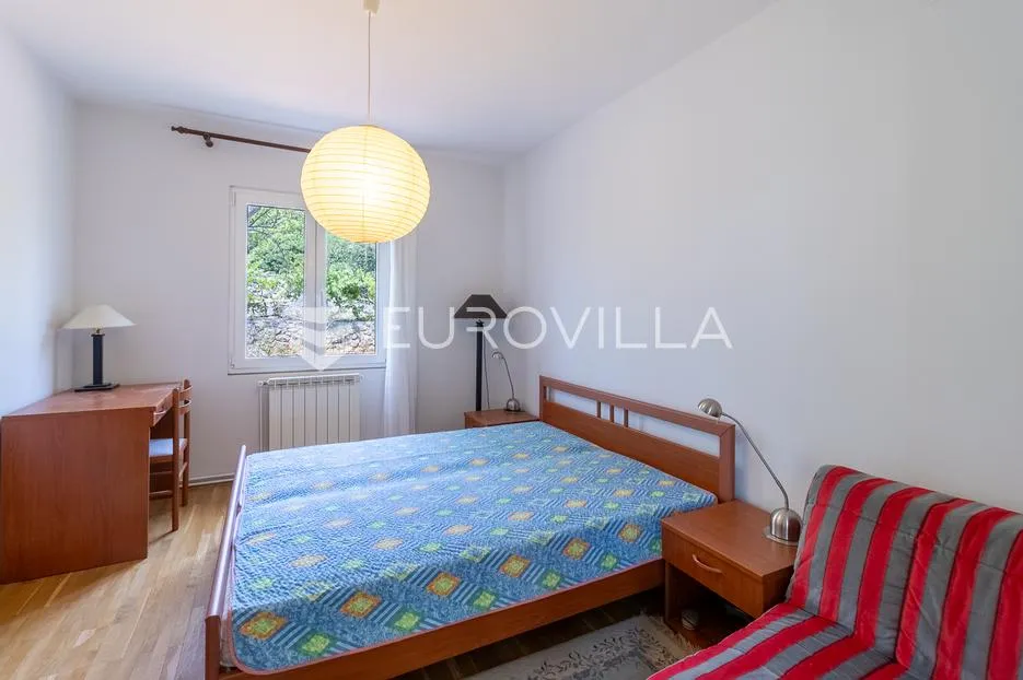 krk, kuća s tri stambene jedinice i velikom okućnicom u centru - slika 25