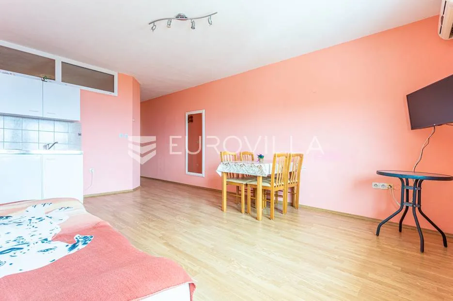 omiška rivijera- lokva rogoznica, apartmanska kuća s 8 stanova, udaljena 300 m od mora. - slika 19