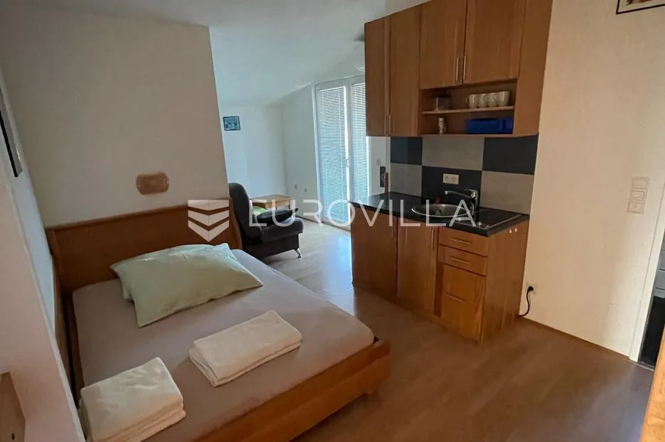 zadar, vrsi, lijepa kuća s apartmanima i vrtom - slika 15