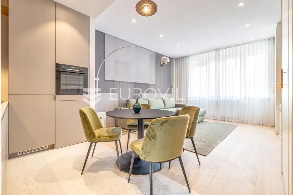 strogi centar, pješačka zona, garsonijera 33 m², 4. kat, lift, parking - slika 4