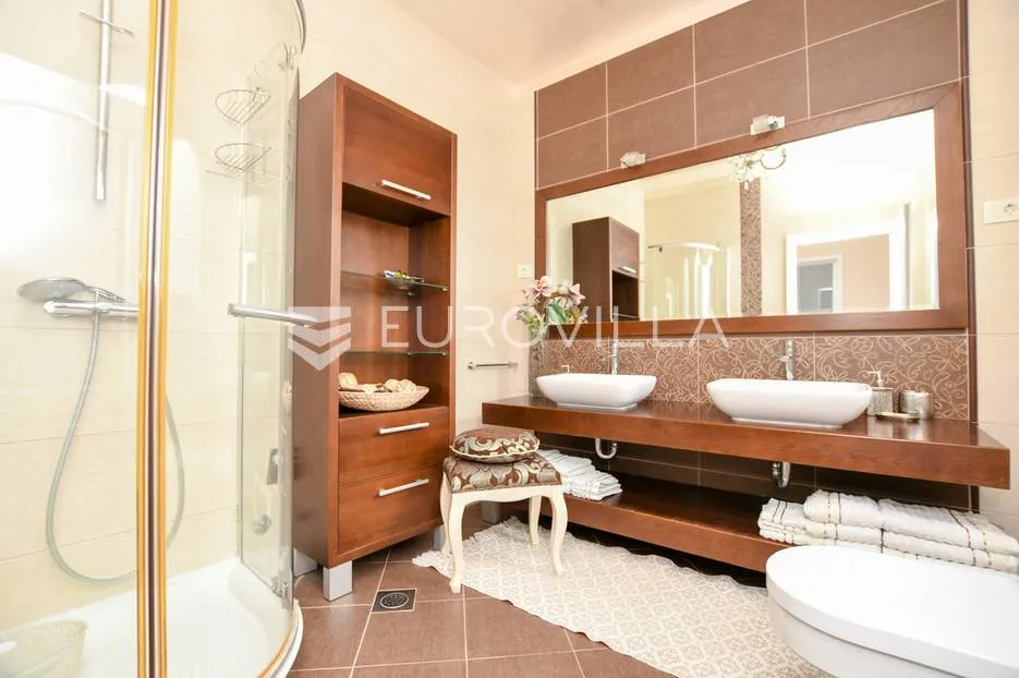 istra, umag, prekrasna kuća s bazenom prvi red do mora 430 m² - slika 32