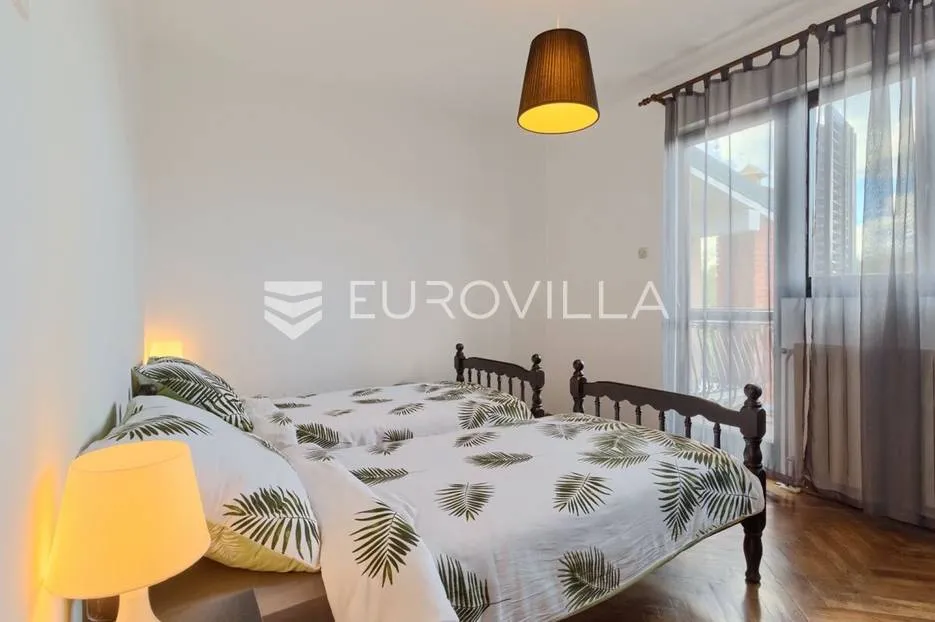 barban okolica, luksuzna vila 250 m² s sređenim vrtom, bazenom, hidromasažnom kadom i saunom - slika 24