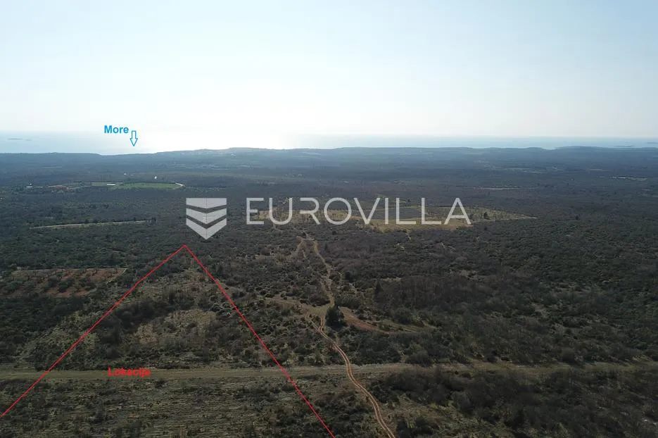 istra, atraktivno zemljište uz prometnicu koja povezuje bale s vodnjanom - slika 19