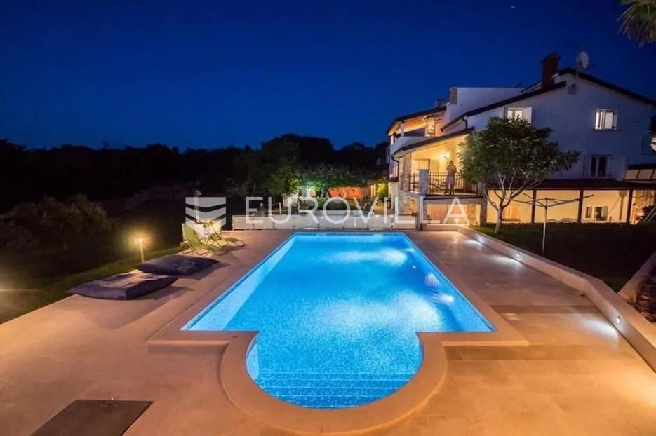 Banjole, prekrasna uređena kuća NKP 350 m2 na velikoj okućnici od 3300 m2 - Banjole, Medulin