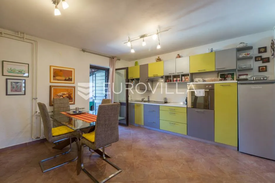 pula, veli vrh, vila s 4 odvojena apartmana, bazenom i velikom okućnicom - slika 22