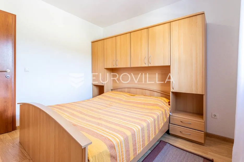 vinišće, kuća s s bazenom i 6 apartmana uz zemljište 1.000 m2 - slika 32