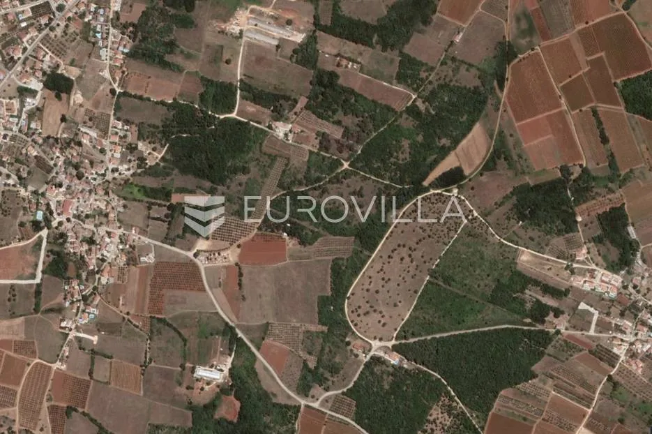 Istra, Labinci - poljoprivredno zemljište 2280 m2 uz prometnicu